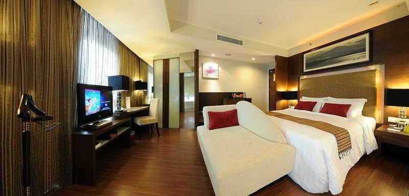 Grand Borneo Hotel Kota Kinabalu Exterior foto