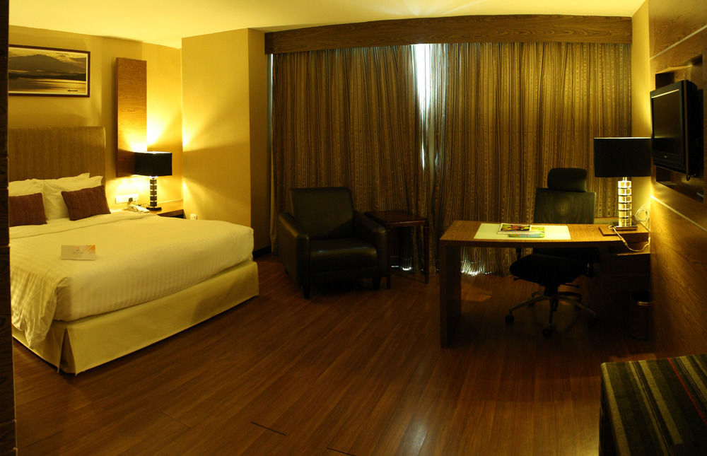 Grand Borneo Hotel Kota Kinabalu Exterior foto