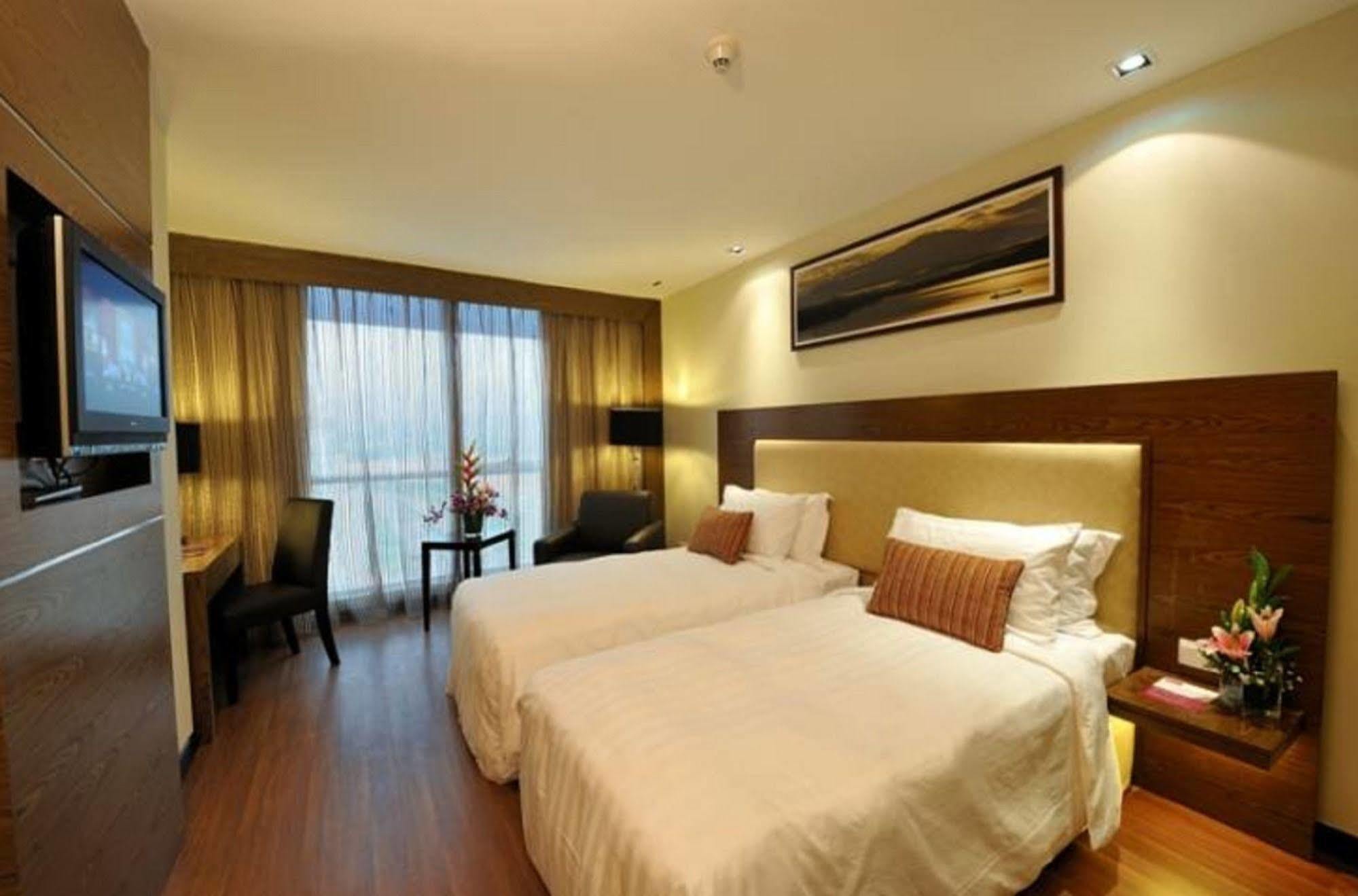 Grand Borneo Hotel Kota Kinabalu Exterior foto