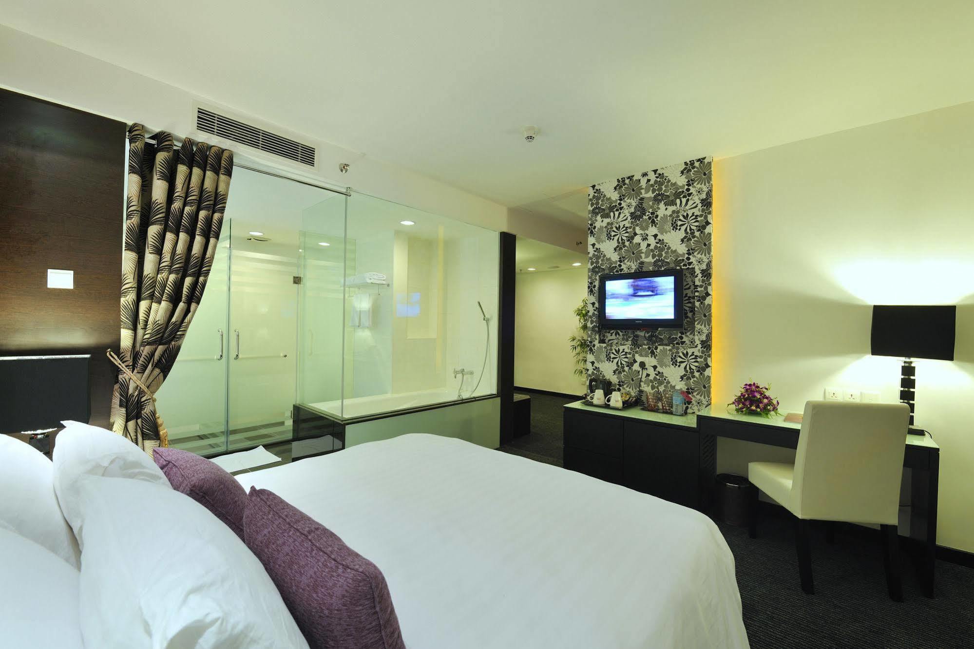 Grand Borneo Hotel Kota Kinabalu Exterior foto