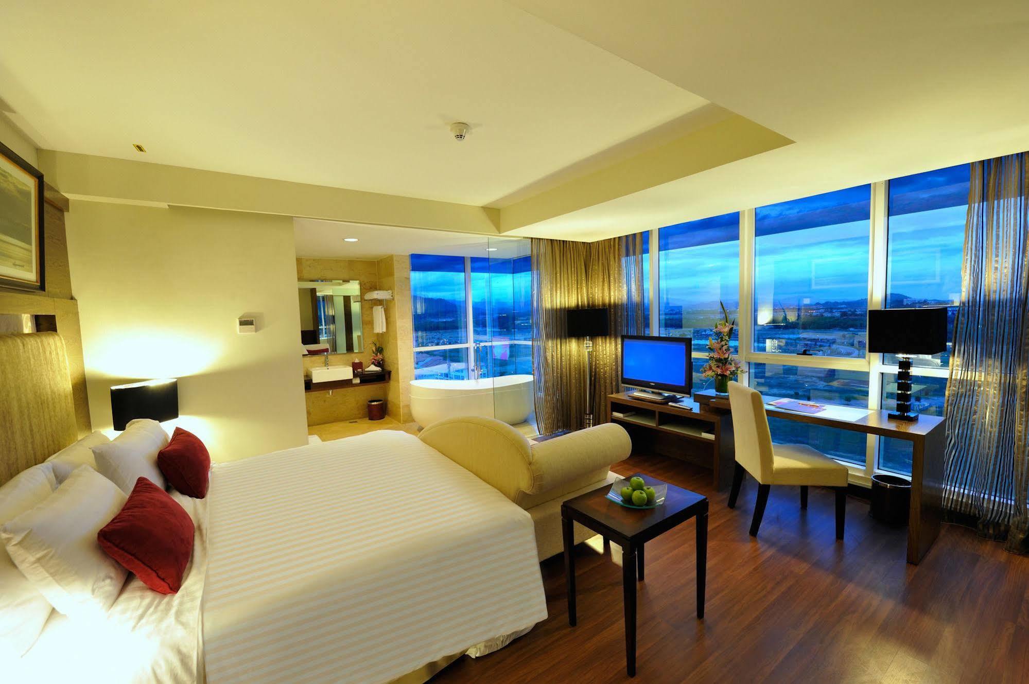 Grand Borneo Hotel Kota Kinabalu Exterior foto