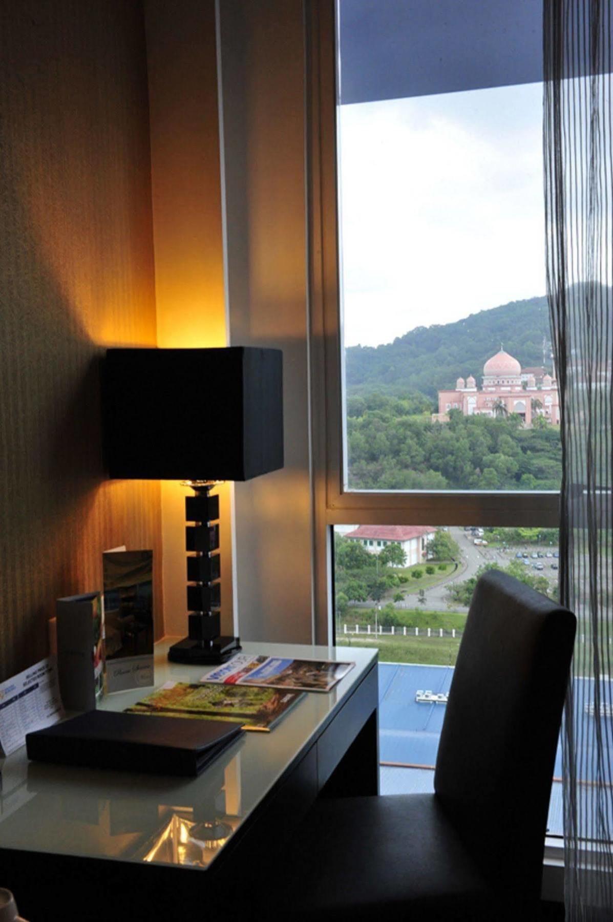 Grand Borneo Hotel Kota Kinabalu Exterior foto