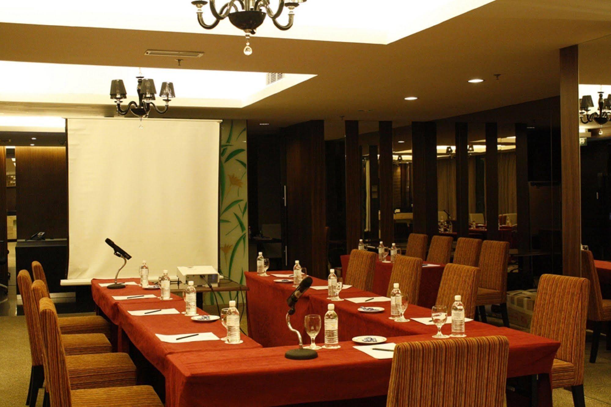 Grand Borneo Hotel Kota Kinabalu Exterior foto