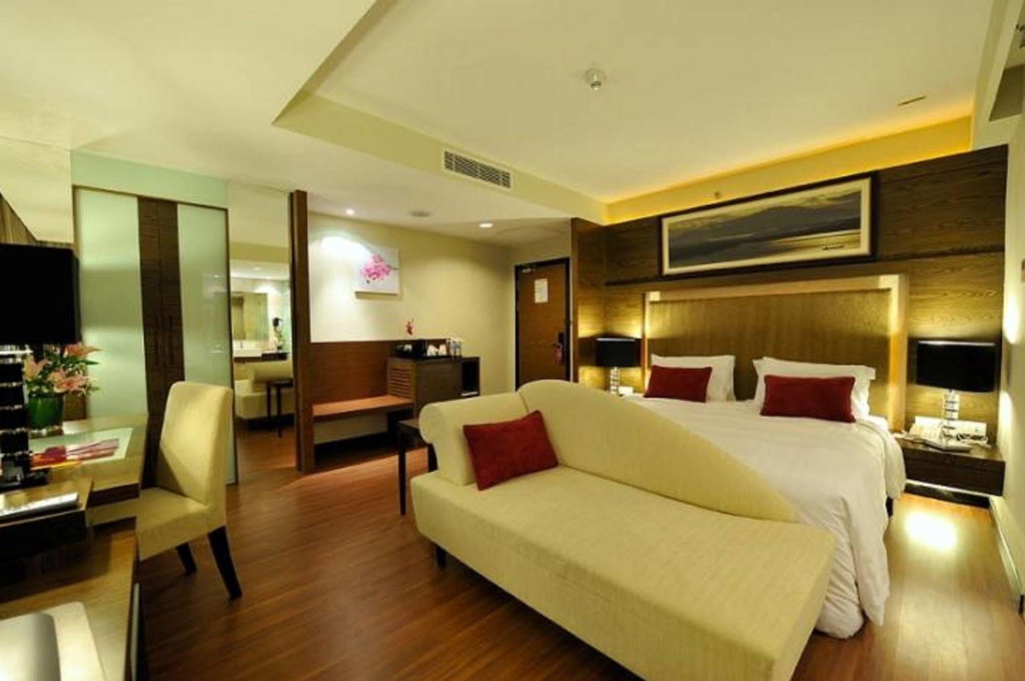 Grand Borneo Hotel Kota Kinabalu Exterior foto