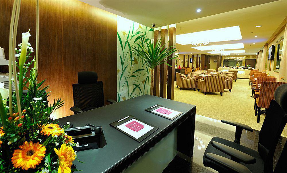 Grand Borneo Hotel Kota Kinabalu Exterior foto